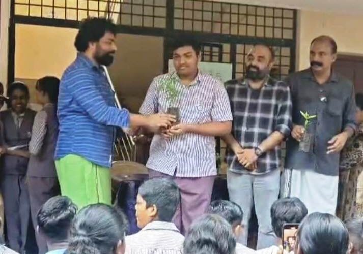 പരിസ്ഥിതിദിനത്തില്‍ വിദ്യാര്‍ത്ഥികള്‍ക്ക് ചന്ദനതൈകള്‍ നല്‍കി
